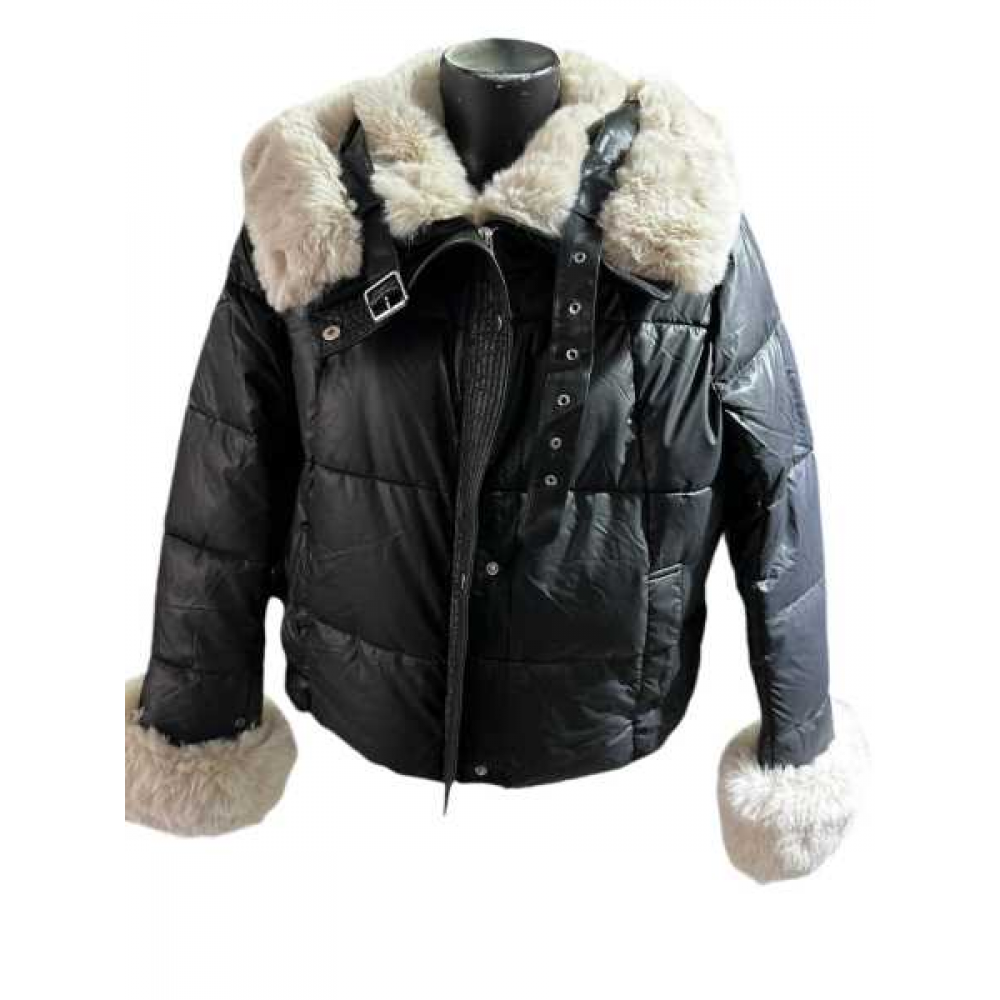 Giacca Invernale Con Pelliccia Nero Made And Love Giubbini Jacket AUTUNNO INVERNO 2025 Donna giacca invernale con eco pelliccia doppia chiusura con zip e bottoni. con ampio colletto in pelliccia e pol...